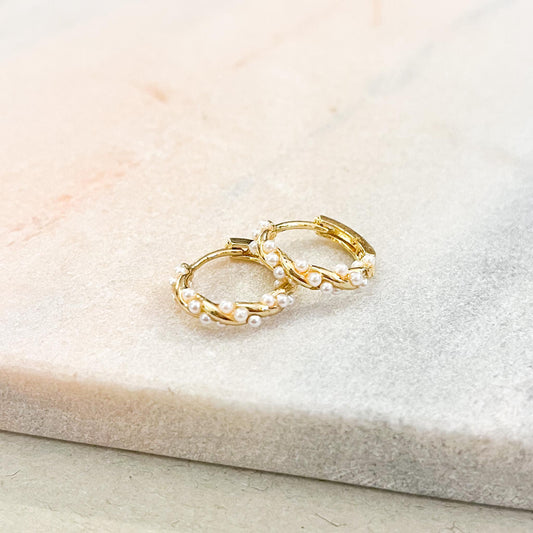 Pearl Twist Huggie Hoop Earrings – Dainty Gold Twisted Hoops with Mini Pearls – Elegant Bridal Jewelry – Minimalist Everyday Hoops